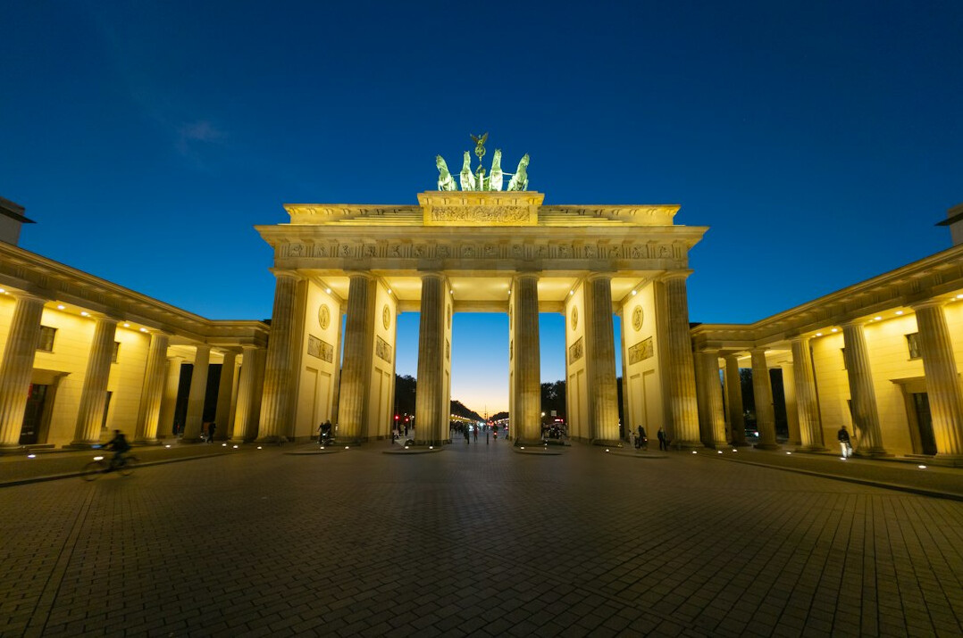 brandenburg gate at night lights
