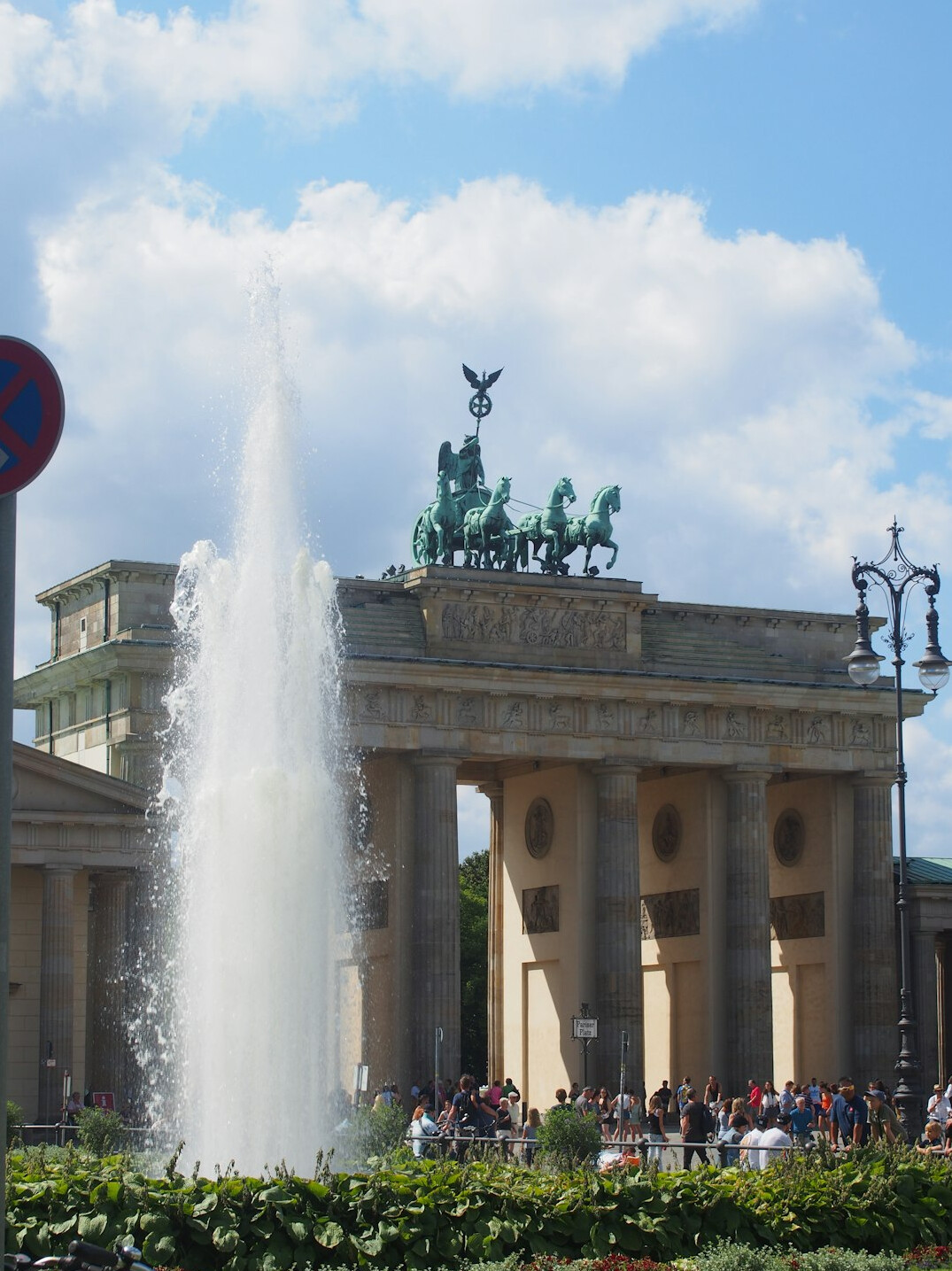 brandenburg gate tourists visiting