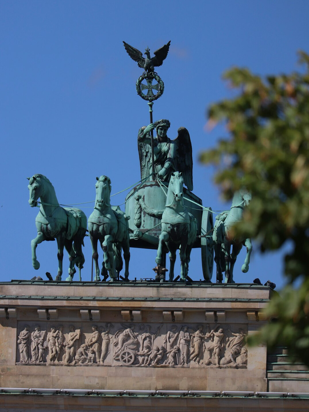 brandenburg gate quadriga statue